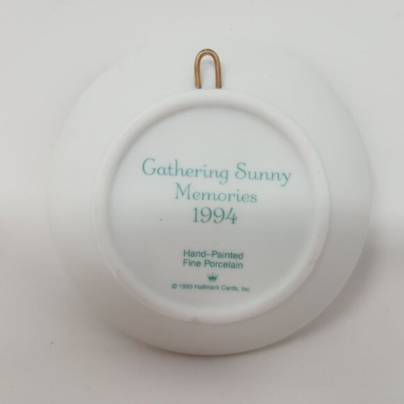 1994 Hallmark Vintage Keepsake Ornament "Gathering Sunny Memories" Collectible - Picture 2 of 8